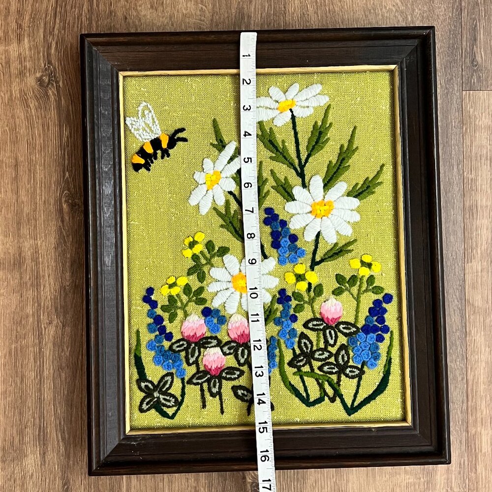 Vintage Framed Embroidery Crewel Art Floral Garden Bee Cottage Daisies - Picture 5 of 9
